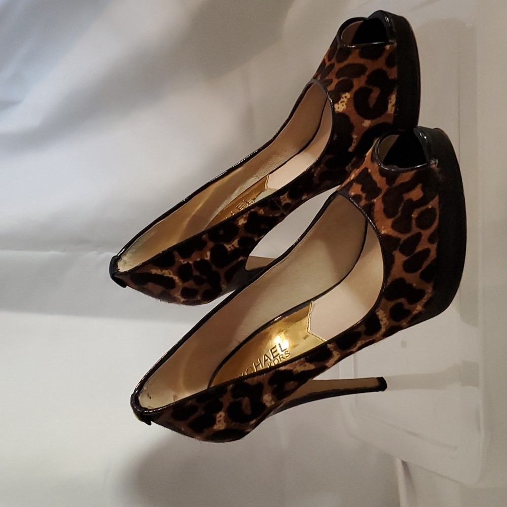 MICHAEL KORS haircalf leopard print platform heels 5.5
